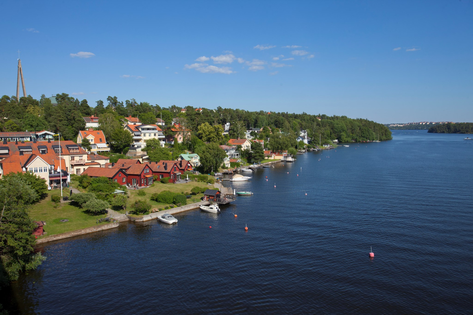 Längs vattenlinjen i Nockeby Nåsvägen 10